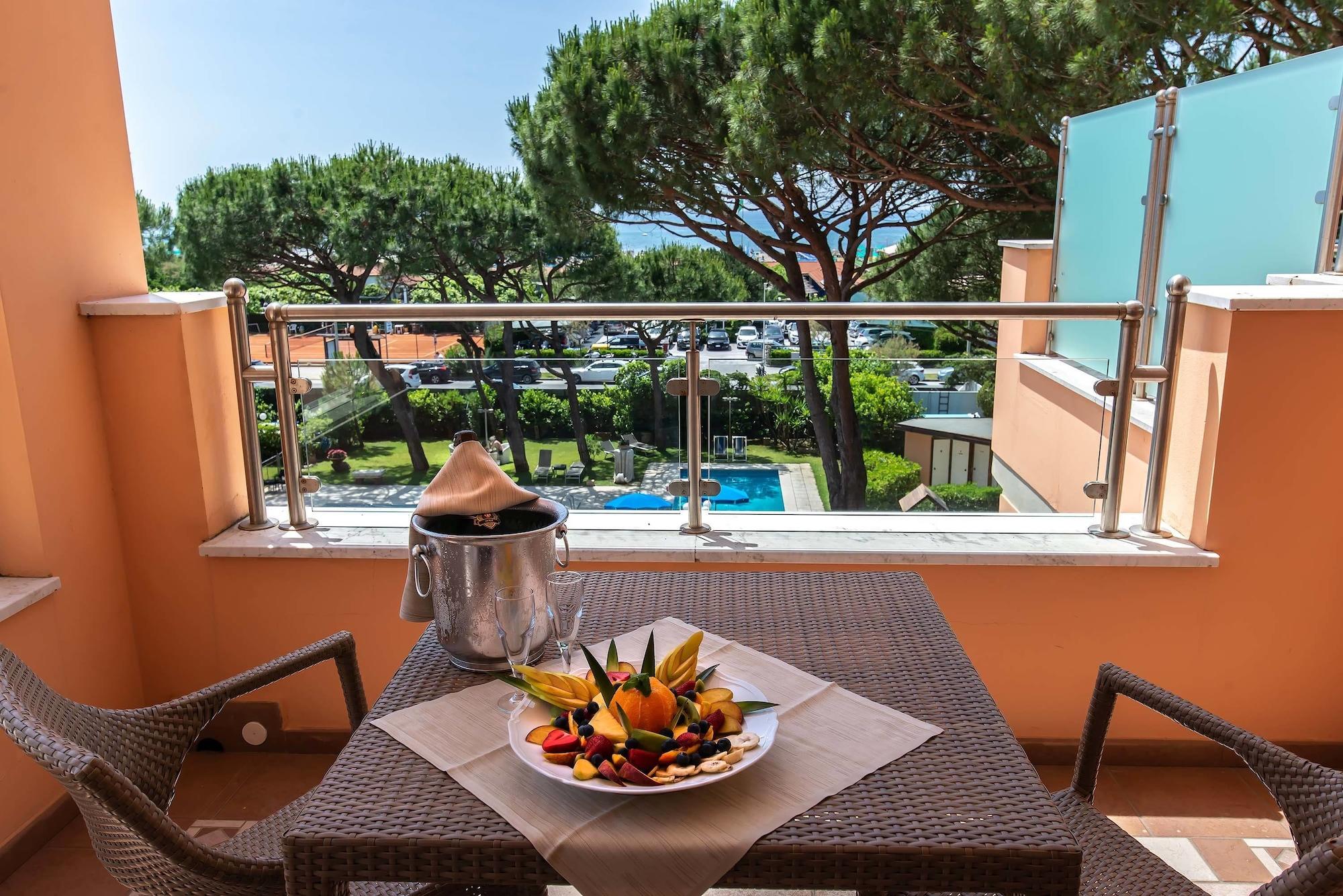 Versilia Palace Hotel Марина-ди-Пьетрасанта Экстерьер фото